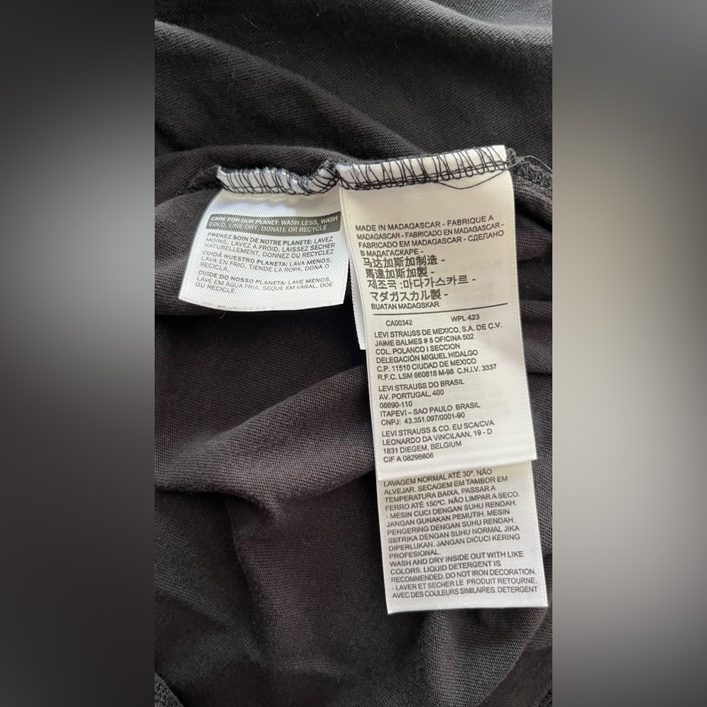 Levi's Black Tee w’ Rainbow Size XL - Picture 6 of 9